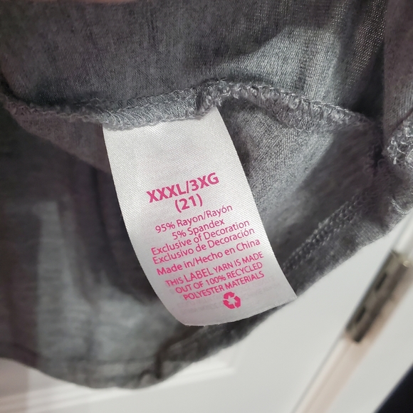 No Boundaries LOVE T-Shirt - Picture 6 of 13